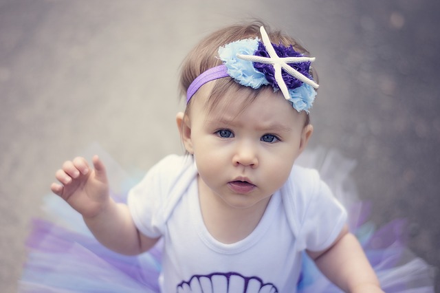 malé dítě, holčička, fialová čelenka